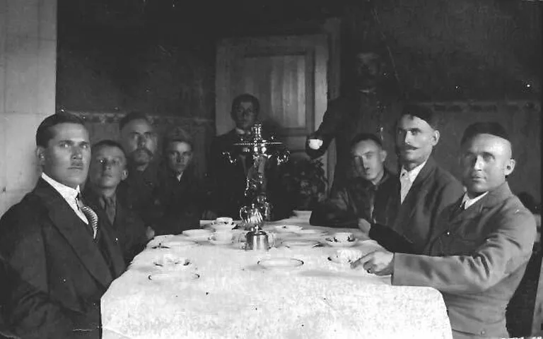 Eesti tatarlased teelauas 1930. aastatel. Foto: Tallinna Linnamuuseum