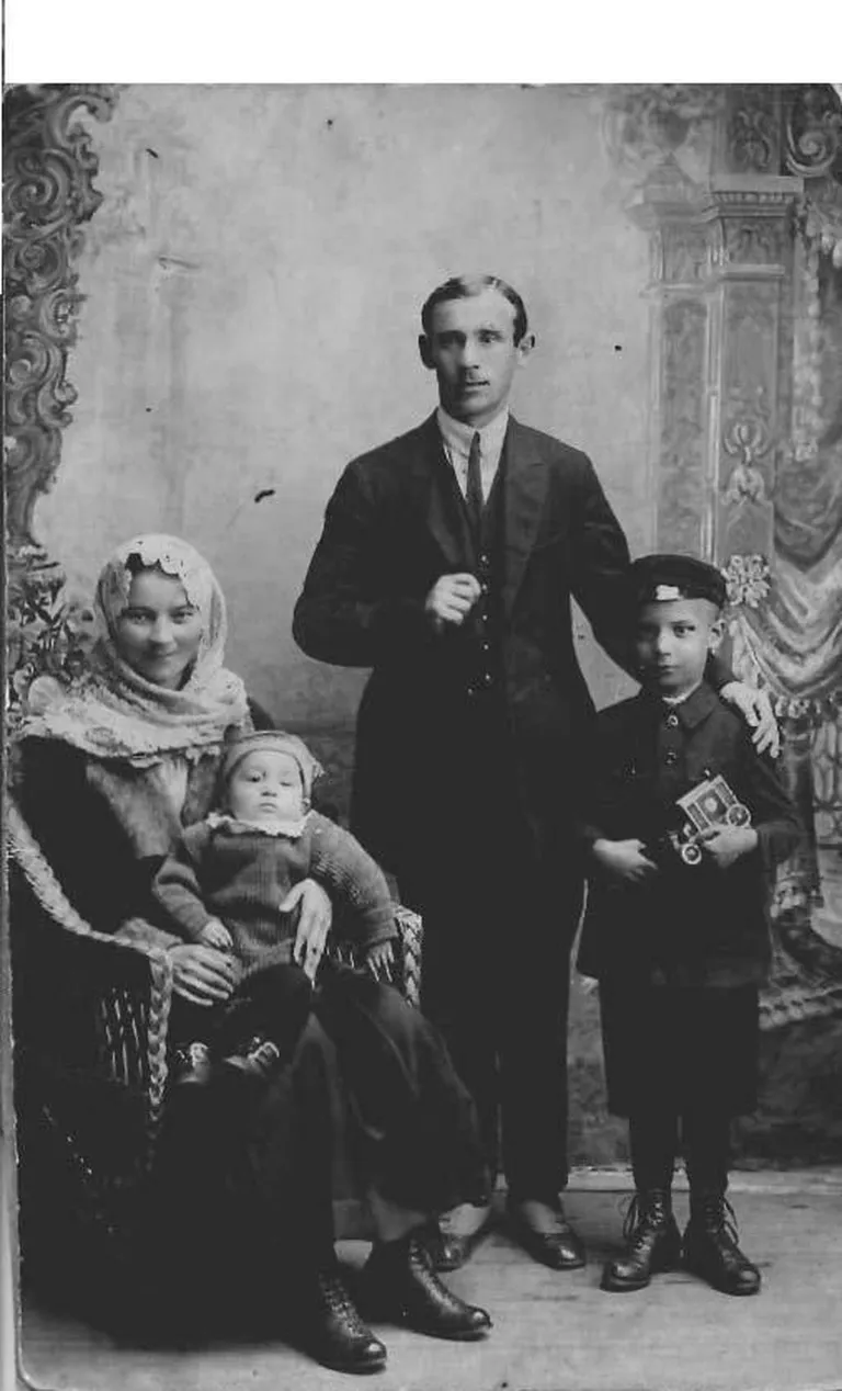 Zinnatulla Seifullin perega Narvas 1920. aastatel. FOTO: Tallinna Linnamuuseum Foto: Tallinna Linnamuuseum