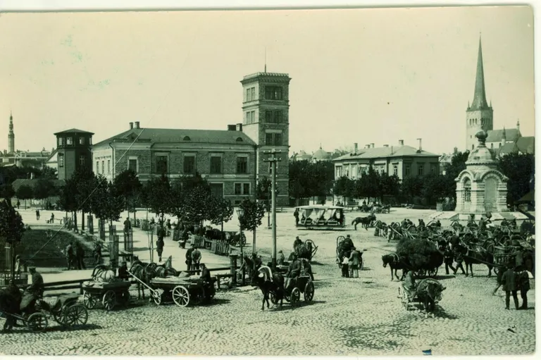 Tuletõrjemaja Tallinnas Vene turu ääres, kus moslemid usupühadel palvusi korraldasid, 20. sajandi algus. Foto: Tallinna Linnamuuseum